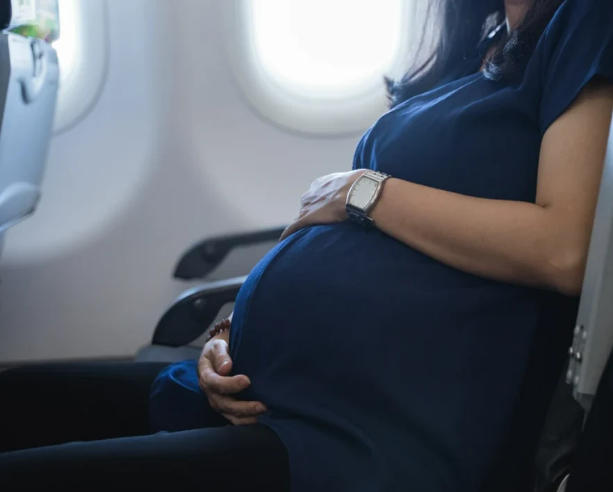 Moment incredibil într-un avion: pasagerii și echipajul au asistat o naștere la 10.000 de metri altitudine