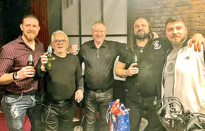 Legendarul instrumentist  Ovidiu  Lipan a ciocnit o bere cu prietenii  care i-au dăruit tobele din caramel 