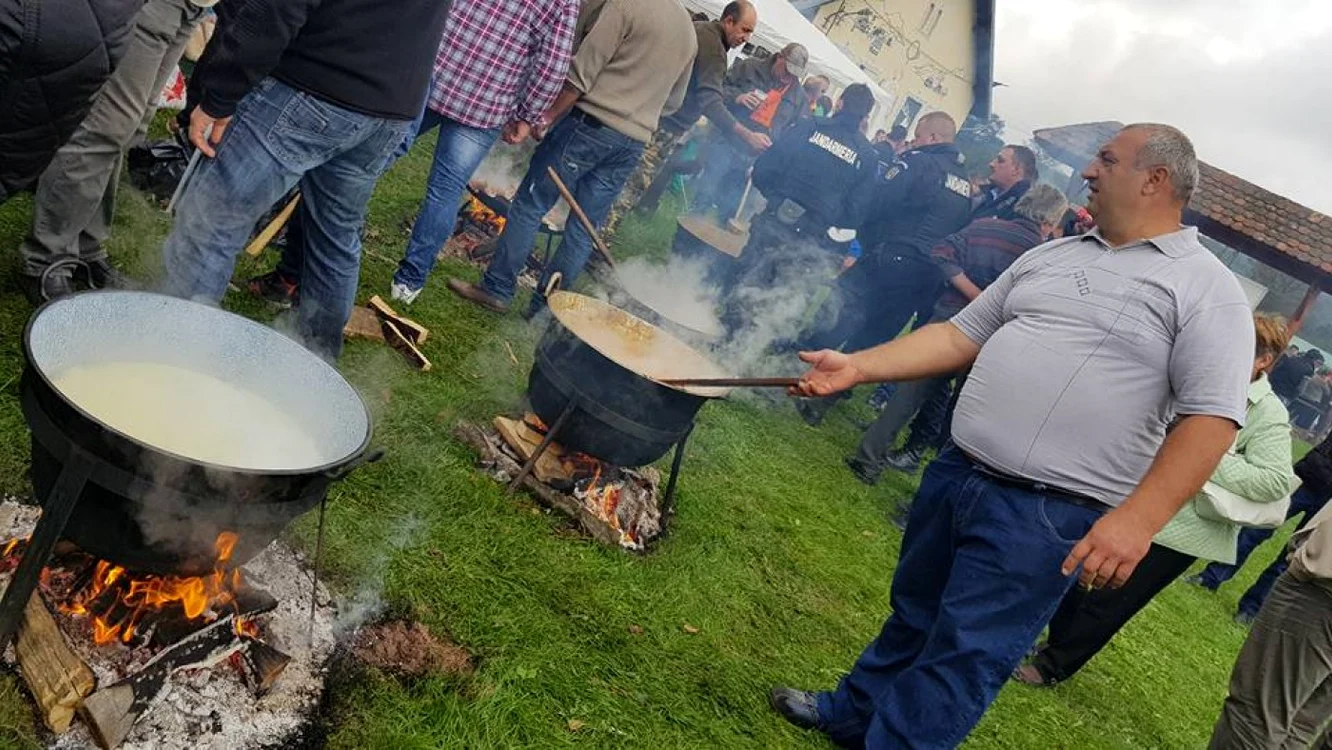 Nu a lipsit mâncarea la ceaun FOTO Adevărul