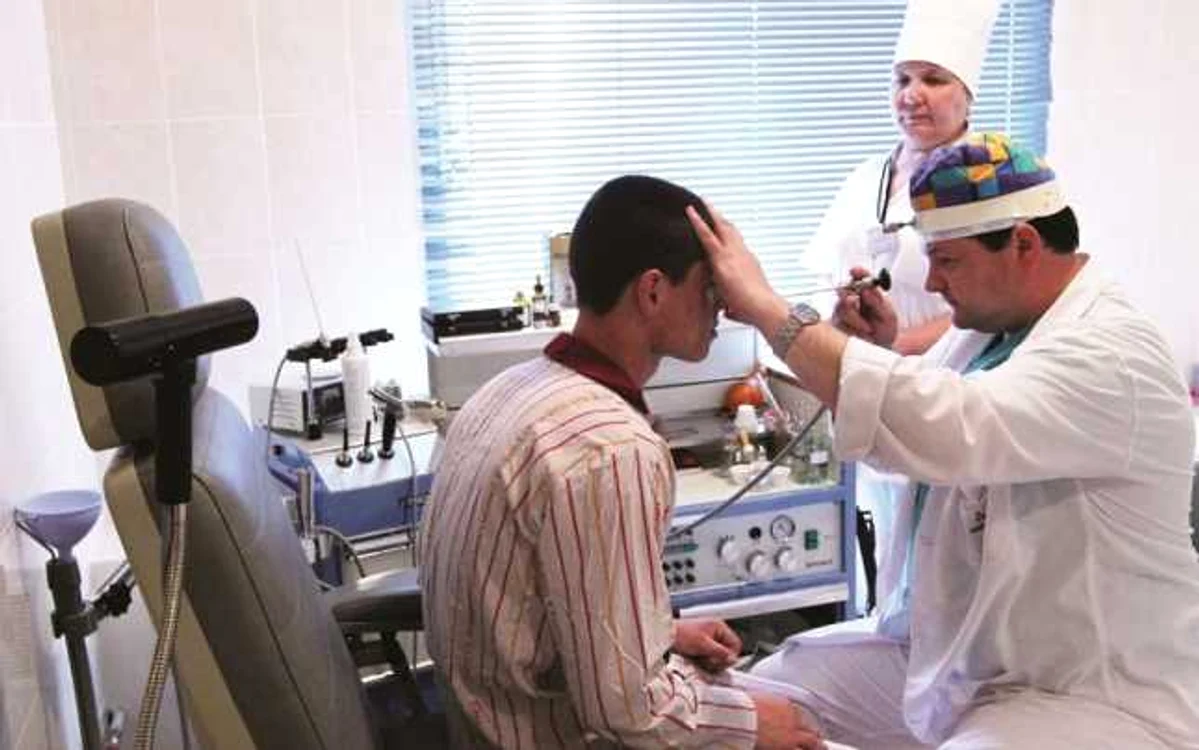 O bună parte dintre medicii lucrează part-time la clinicile private, fără să renunţe la funcţiile deţinute în spitalele publice. Foto: Tudor Iovu
