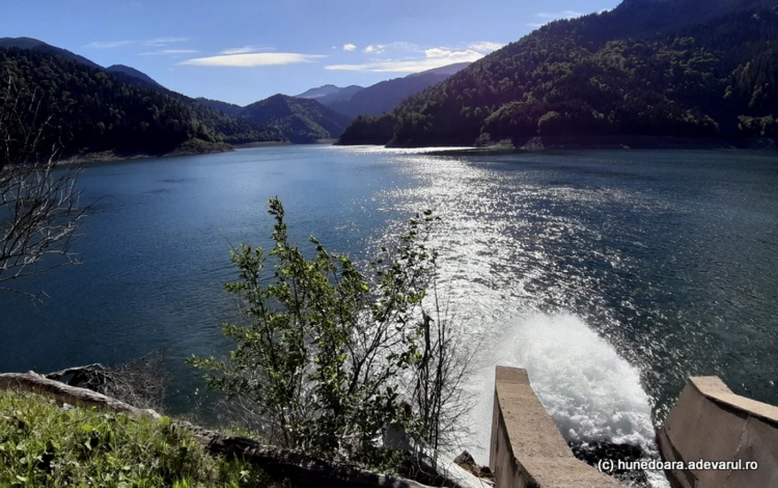 lacul gura apelor retezat foto daniel guta adevarul