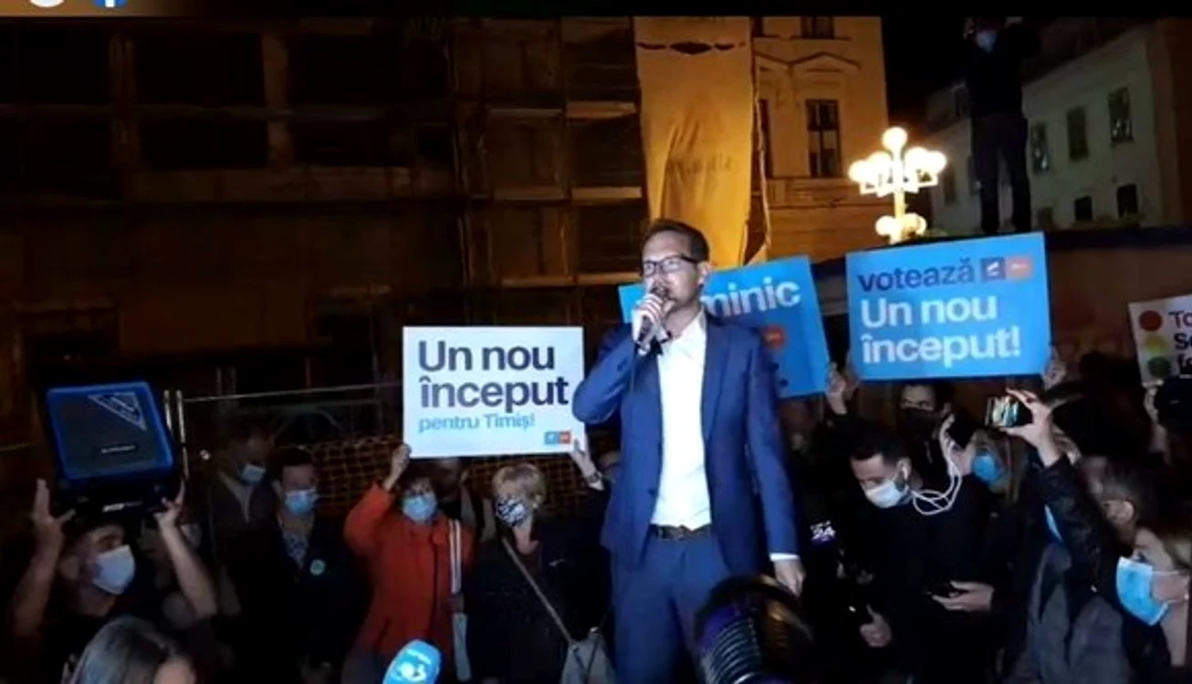 Dominic Samuel Fritz a sărbătorit în centrul orașului înconjurat de sute de timișoreni, după ce a fost ales primar