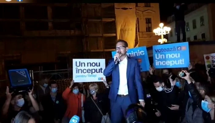 Dominic Samuel Fritz a sărbătorit în centrul orașului înconjurat de sute de timișoreni, după ce a fost ales primar