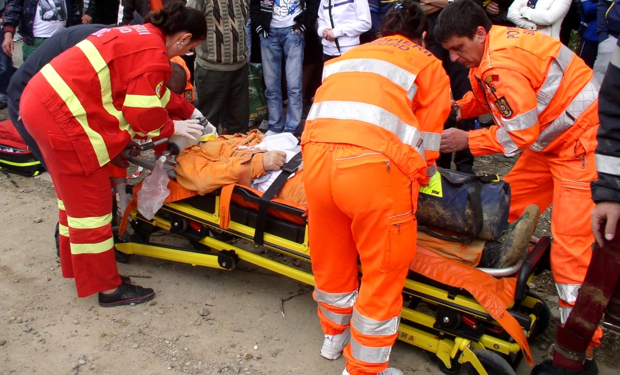 Manevrele de resuscitare nu l-au mai putut salva pe bărbatul scos de sub pământ Foto: Marius Mototolea