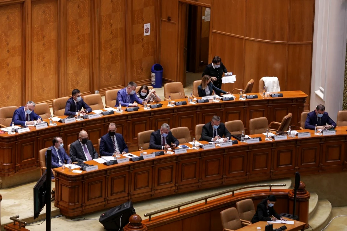 Associated Press comentează că îndepărtarea Guvernului Cîţu urmează să ”adâncească o criză politică aflată în curs”.  Foto: Inquam Photos/ George Calin