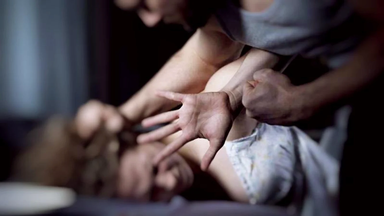 
    Odată intrată în casa bărbatului, fata a fost forțată să întrețină raporturi sexualeFoto: TurdaNews.ro  
