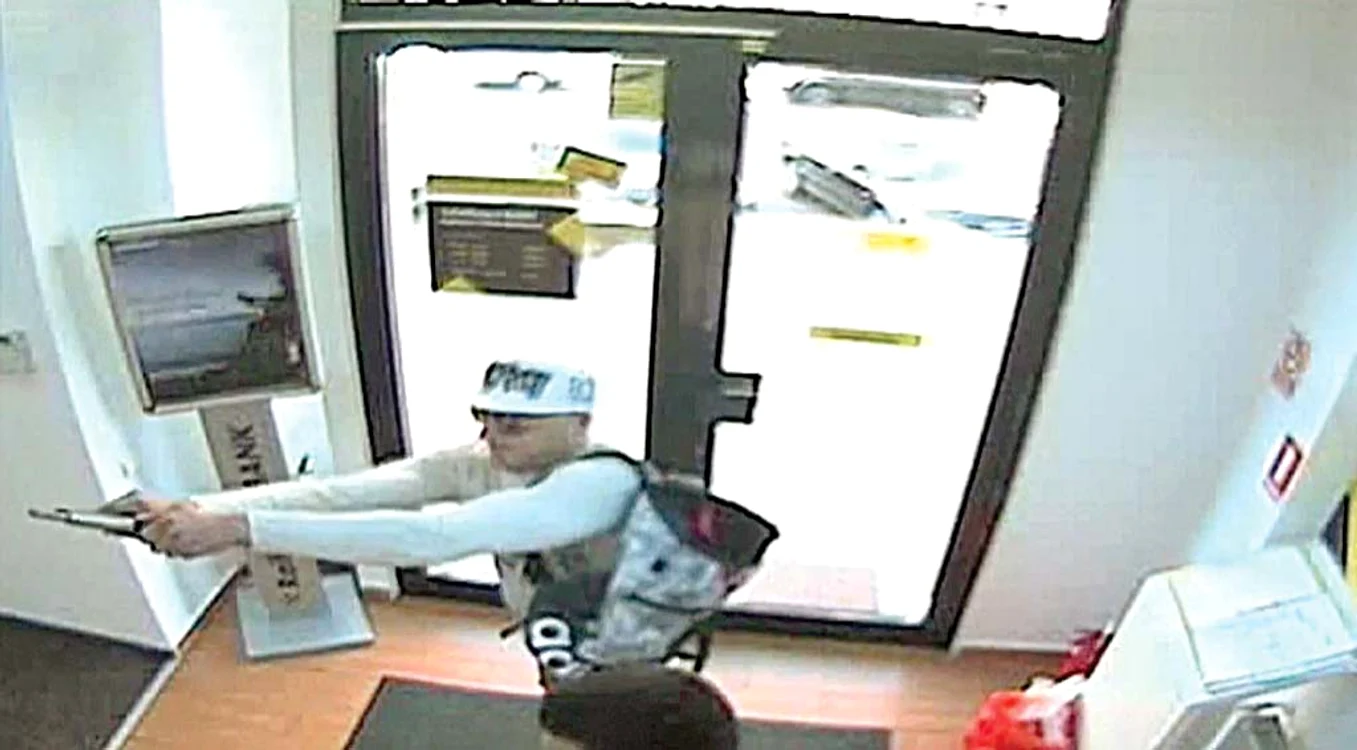 Agresorul a scos pistolul în incinta sucursalei Raiffeisen
