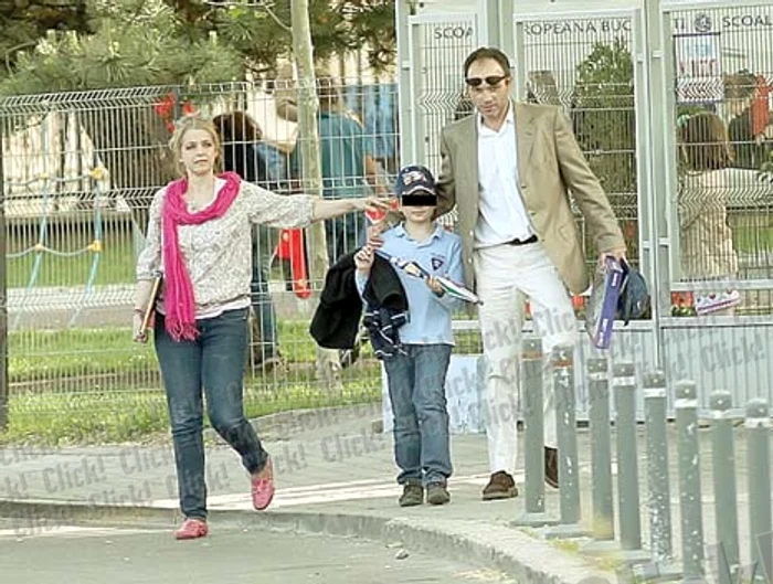 Bianca îşi urmăreşte  cu drag cele  mai iubite fiinţe:  logodnicul şi copilul