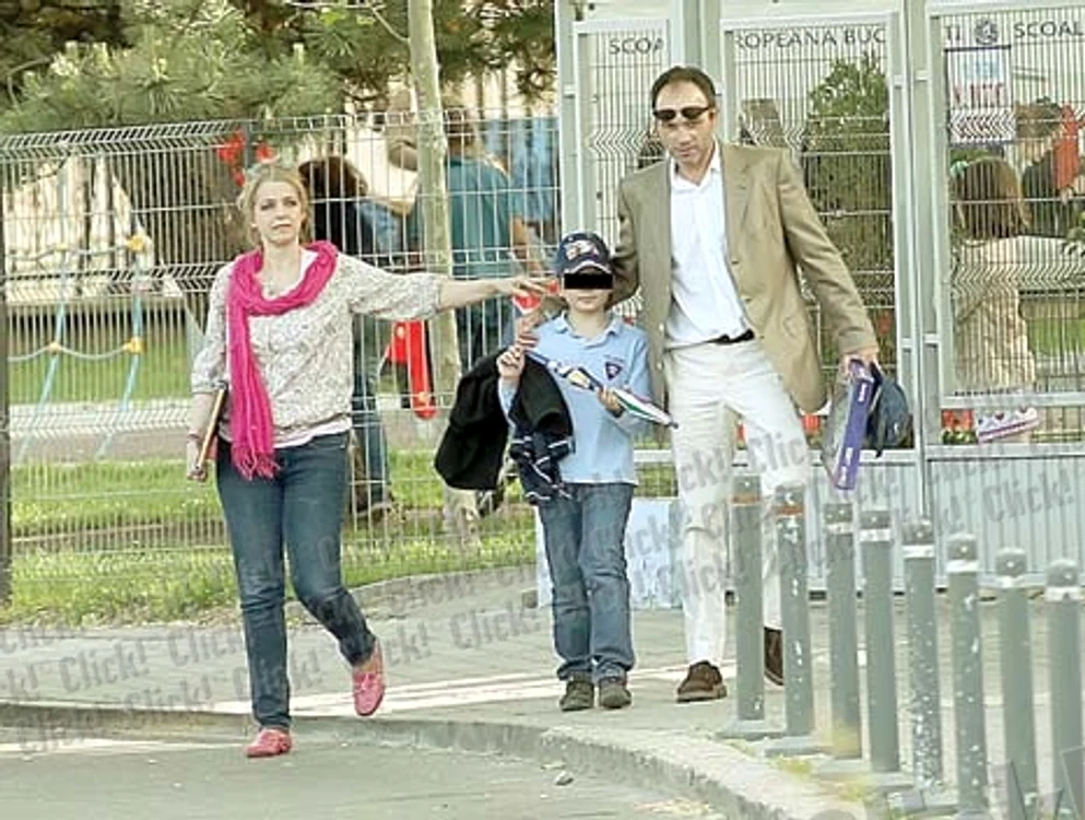 Bianca îşi urmăreşte  cu drag cele  mai iubite fiinţe:  logodnicul şi copilul