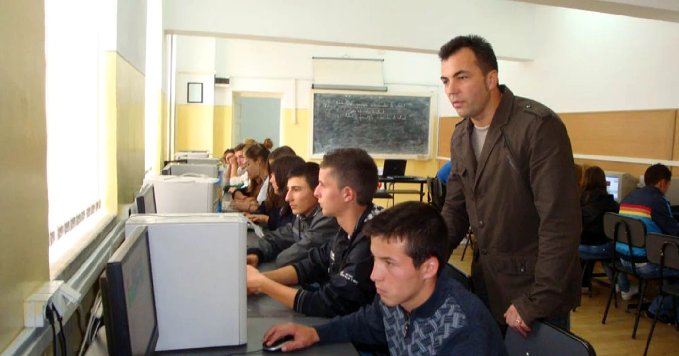 Liceenii lucrează cu pasiune pentru realizarea de pagini web