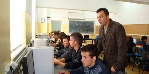 Liceenii lucrează cu pasiune pentru realizarea de pagini web