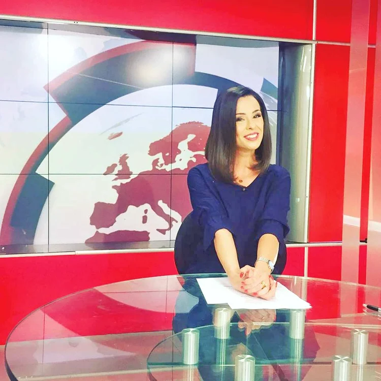 Se machiază zilnic la pupitrul ştirilor