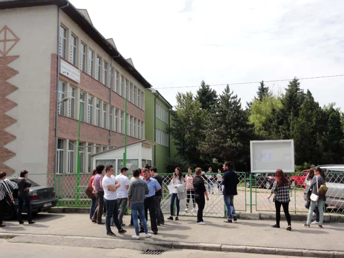 Elevi ieşind de la proba scrisă la Matematică+Istorie la liceul ”Ion Minulescu” Slatina (FOTO: M. Manea)