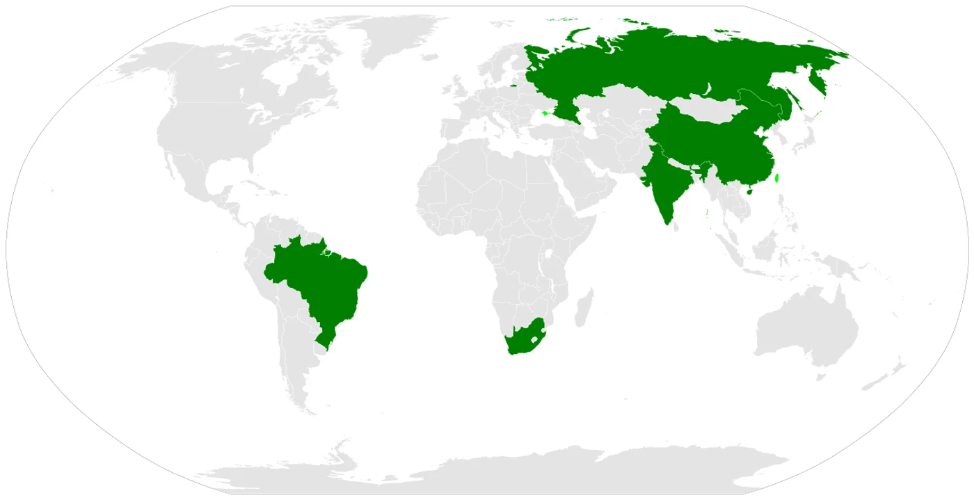 Harta globului în care Brazilia, Rusia, India, China și Africa de Sud sunt colorate cu verde