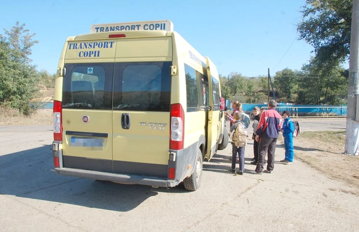 În microbuzul şcolar se aflau 14 copii