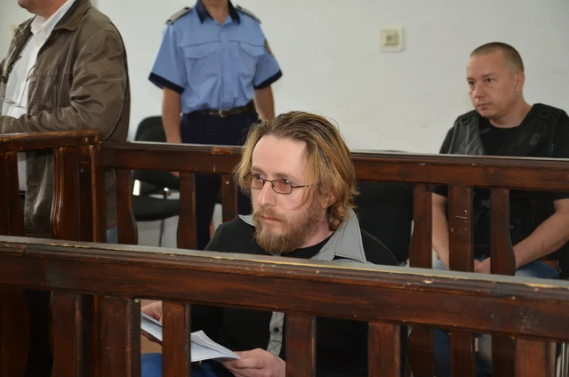 Cosmin Moraru a prezentat judecătorilor o adeverinţă de la un paroh din Oradea dispus să-l angajeze după ce va ieşi din puşcărie. " Au fost două minute care au scăpat de sub control, a fost o deraiere regretabilă, şi un conflict verbal a degenerat", a descris fostul avocat crima comisă. foto: ebihoreanul.ro