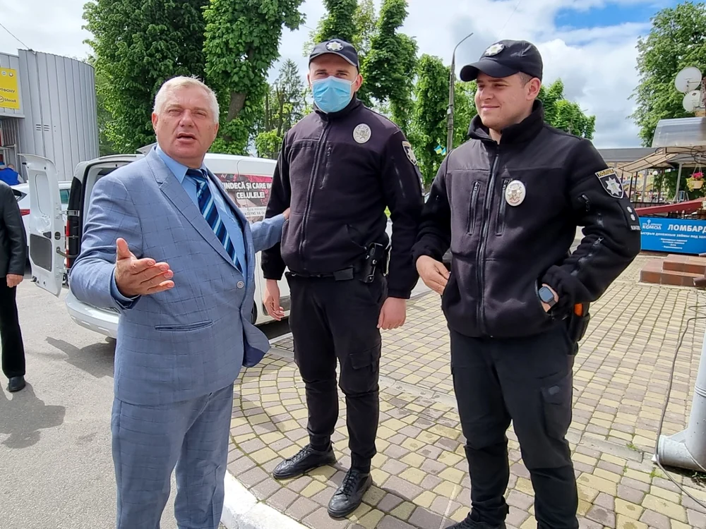 Dumitru Morhan împreună cu oamenii legii FOTO: Oana Şlemco