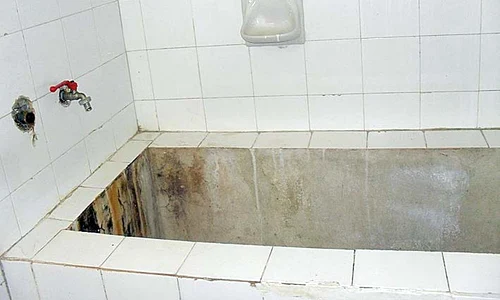 Cada este mizerabilă, robineţii lipsesc sau sunt ruginiţi jpeg