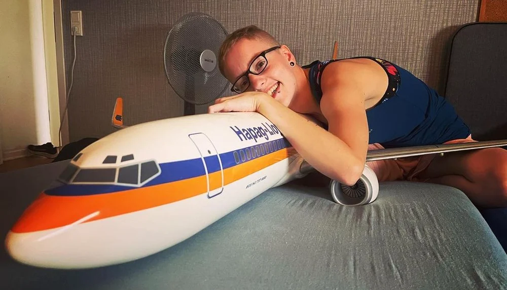 Sarah Rodo este într-o relație amoroasă cu un avion Boeing 737 (foto: Instagram)