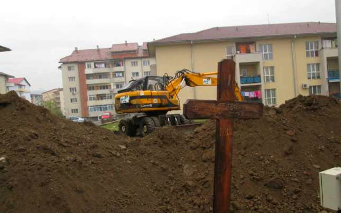 Biserica se construieşte la o distanţă de circa 10 metri de blocuri. Foto Adevărul