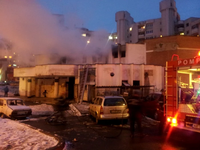 Incendiul a fost stins după circa două ore. FOTO: Remus Florescu