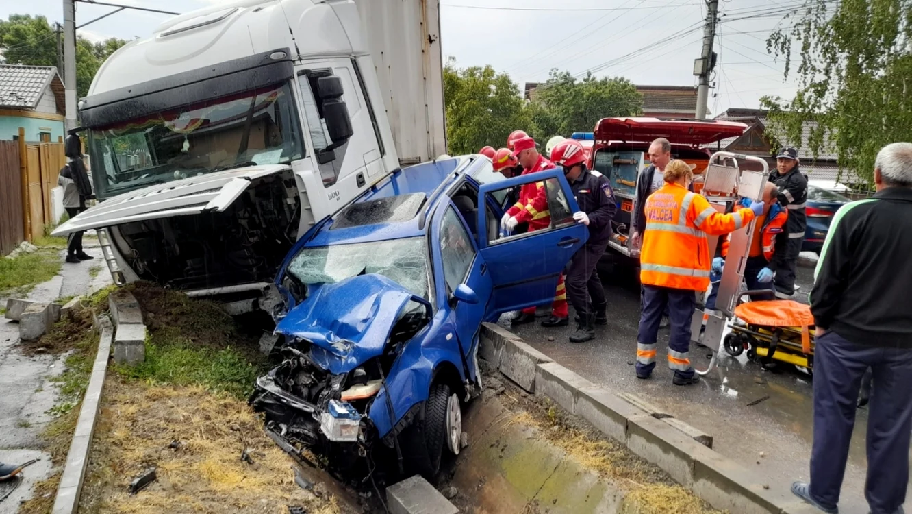 Şoferul unei maşini făcută praf de un TIR pe DN 64 în - Vâlcea a supravieţuit miraculos Foto ISU Vâlcea