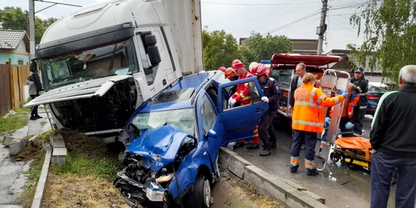 Şoferul unei maşini făcută praf de un camion pe DN 64 în Prundeni - Vâlcea a supravieţuit miraculos Foto ISU Vâlcea