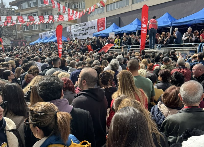 primarul-din-istanbul-ncarcerat-pentru-corup-ie-asigur-c-nu-va-ceda-cozi-enorme-la-alegerile-primare-din-turcia-pentru-imamoglu