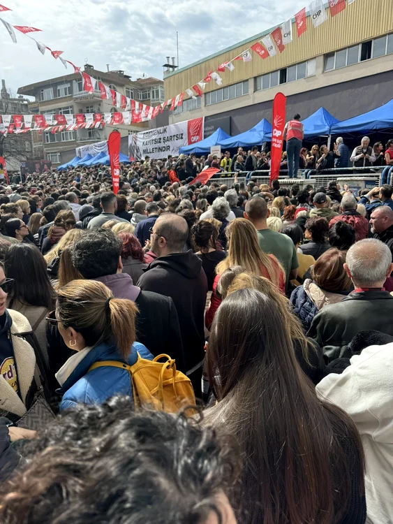 La secțiile de votare s-au format cozi. FOTO Tarık Dodurga 