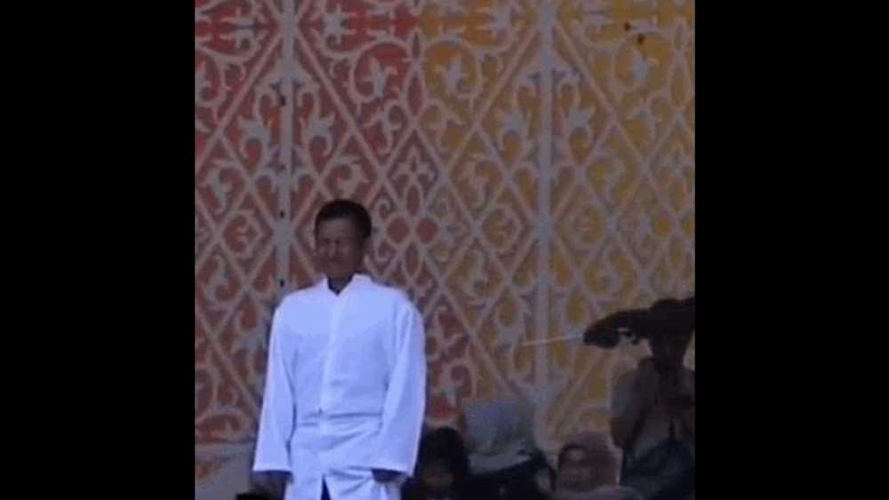 Doi bărbaţi din Indonezia, biciuiți în public cu câte 76 lovituri. Au fost găsiţi vinovaţi de întreţinere de relaţii homosexuale