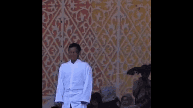 Doi bărbaţi din Indonezia, biciuiți în public cu câte 76 lovituri. Au fost găsiţi vinovaţi de întreţinere de relaţii homosexuale