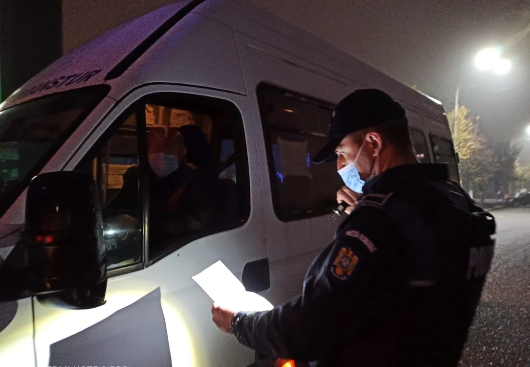 
    Oamenii legii au făcut razie în rândul șoferilor care transportă persoaneFotografii: Poliția Română  