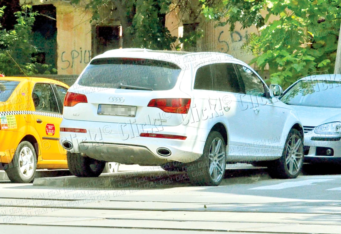 Maşina designerului  a staţionat pe  trecerea de pietoni  minute bune... (fotografii: Alex Muscaliu)
