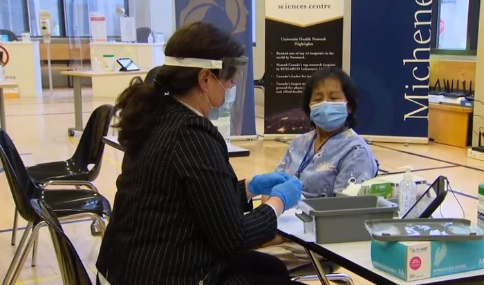O infirmieră din Toronto şi o octogenară din Québec au devenit luni primele persoane care s-au vaccinat anti-Covid în CanadaFoto: News.ro