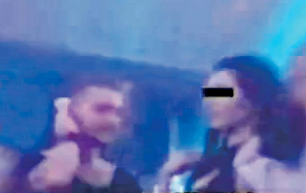 În club, toate femeile îi dau târcoale, iar  solistul nu pare deloc deranjat