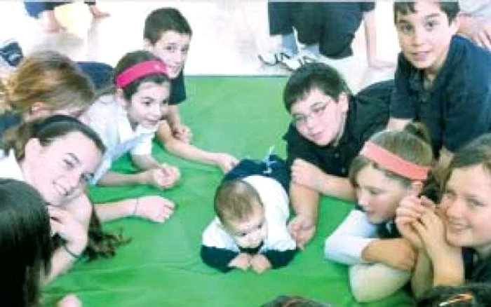 Elevii, în timpul unei întâlniri cu bebeluşul p Foto: imateachingmom.blogspot.com