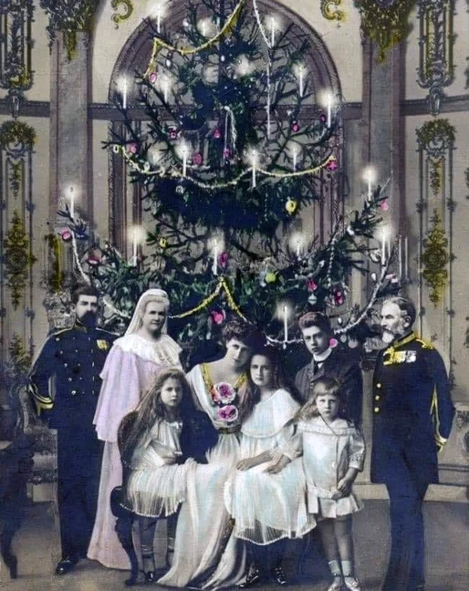 Bradul de Crăciun la Palatul Regal. Regele Carol I alături de Familia Regală