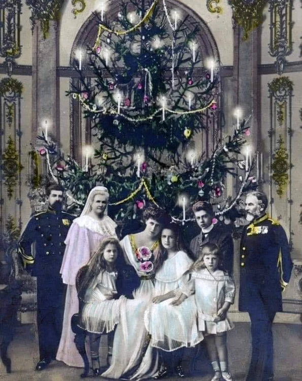 Bradul de Crăciun la Palatul Regal. Regele Carol I alături de Familia Regală
