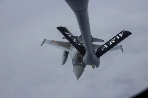 Avion F-16 Fighting Falcon alimentat în zbor FOTO MAPN