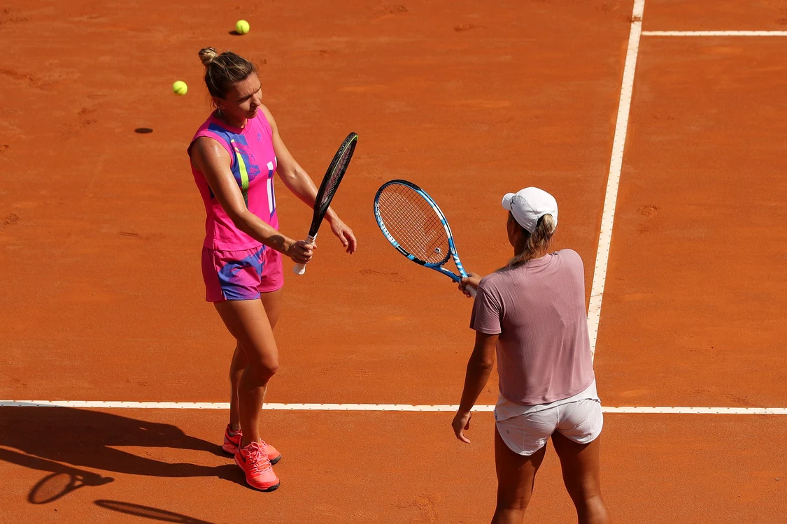 
    Simona Halep se salută cu Iulia Putințeva la finalul disputei de la RomaFoto: Guliver / GettyImages  