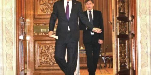 Victor Ponta şi Crin Antonescu au cedat  în faţa presiunilor venite de la Bruxelles   