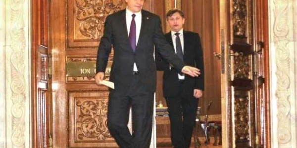 Victor Ponta şi Crin Antonescu au cedat  în faţa presiunilor venite de la Bruxelles   