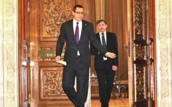 Victor Ponta şi Crin Antonescu au cedat  în faţa presiunilor venite de la Bruxelles   