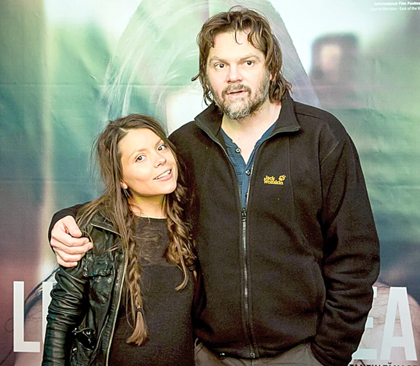 
    Florin Piersic   Jr e numai lapte  și miere cu  frumușica Andreea  
