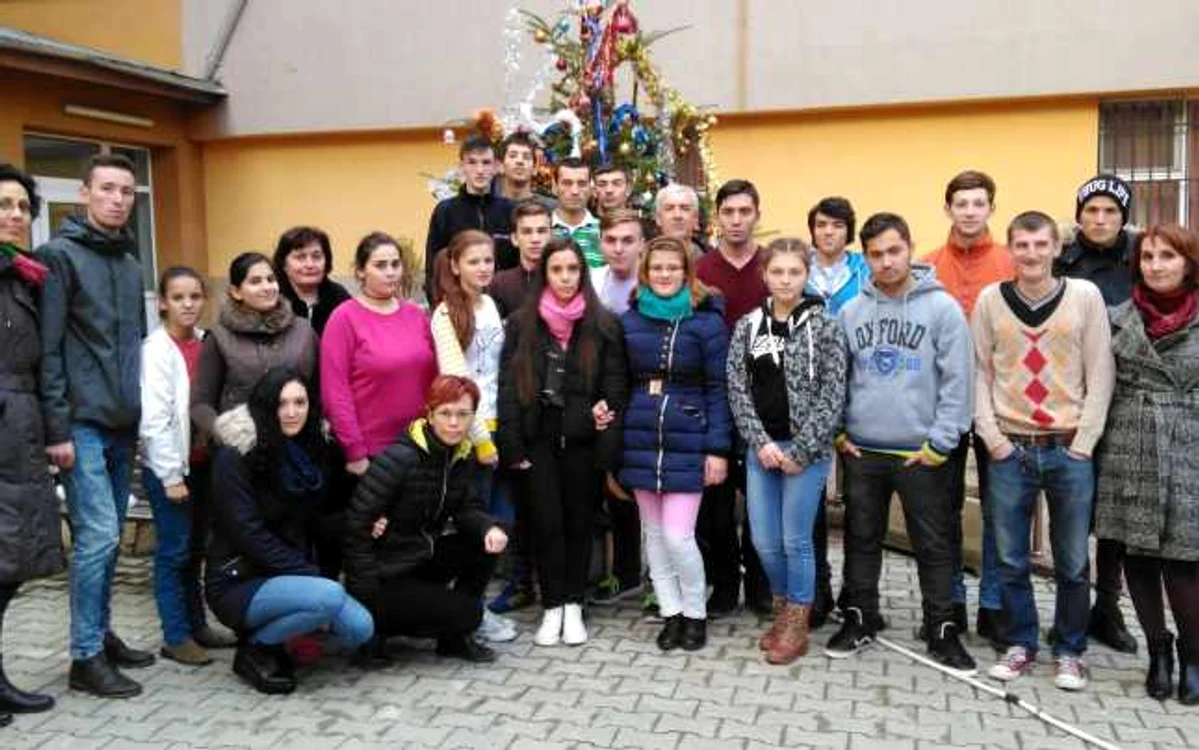 Copii de la Centrul Special şi binefăcătorii lor  FOTO: Cristi Merchea