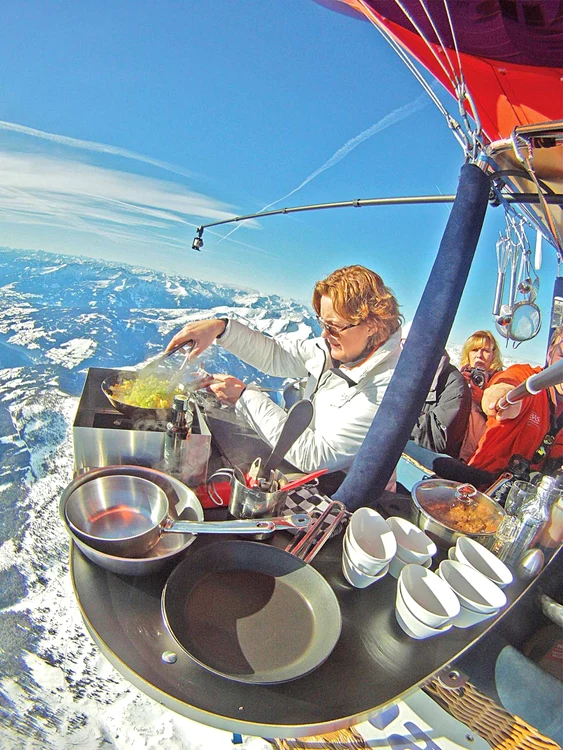 Clienţii sunt încântaţi de privelişte... 