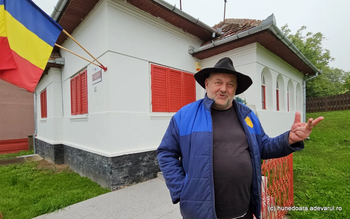 Sorin Muntean, în fața casei memoriale a lui Drăgan Muntean, din Poienița Voinii. Foto: Daniel Guță