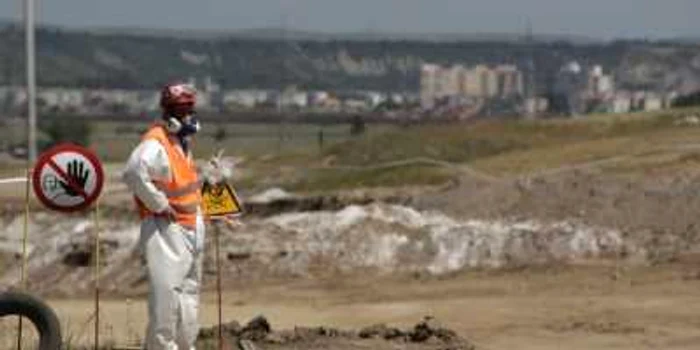 Cluj: <b>EXCLUSIV</b> Muntele toxic de pe Autostrada Transilvania (FOTO / VIDEO)