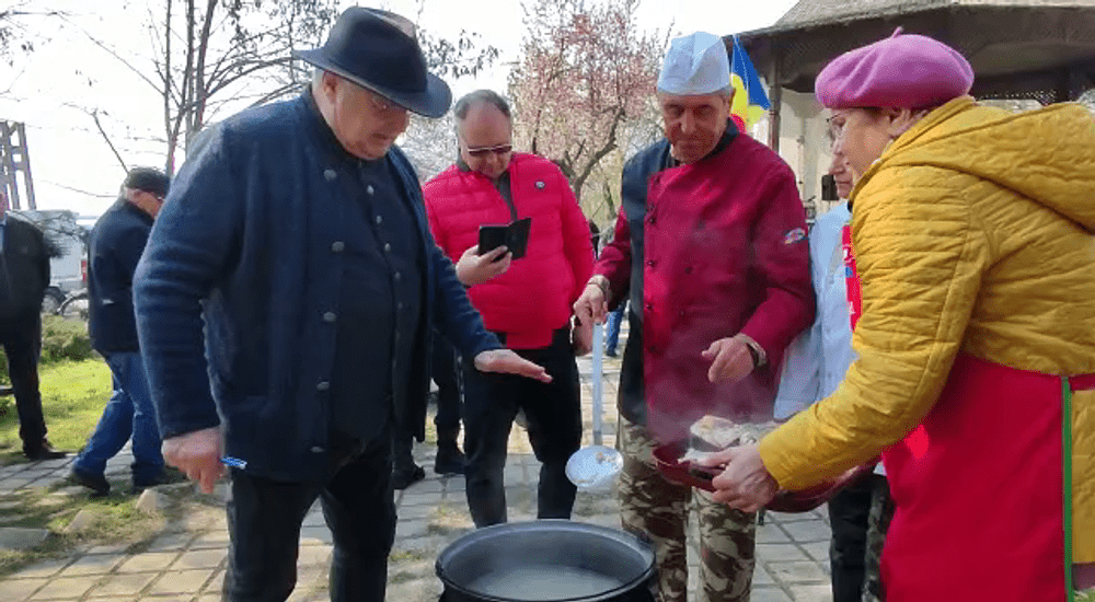 Mircea Dinescu, la Festivalul Scrumbiei: „Mitul că borșul pescăresc se face cu apă din Dunăre este fals!“ VIDEO