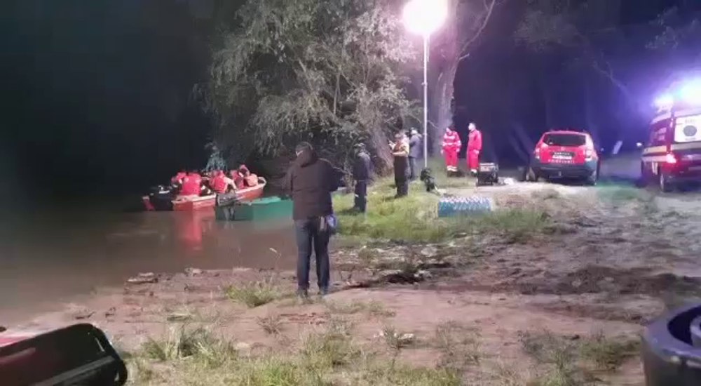  Patru persoane dispărute în urma accidentului grav de pe râul Mureș. Participă la căutări pompierii din două județe VIDEO 